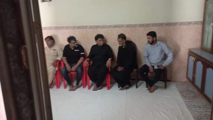 Afaqi312486's tweet photo. چیئرمین مہاجر قومی موومنٹ آفاق احمد بھائی میڈیا آرگنائزر عامر صدیقی بھائی کے والد صاحب کے انتقال پر تعزیت کے سلسلے گھر آمد دیگر مرکزی رہنما بھی موجود،

#Mohajirqaumimovement 
#Mohajir #MQM #karachi #SUGF
@ChairmanMQMPak https://t.co/nncirzvLwX