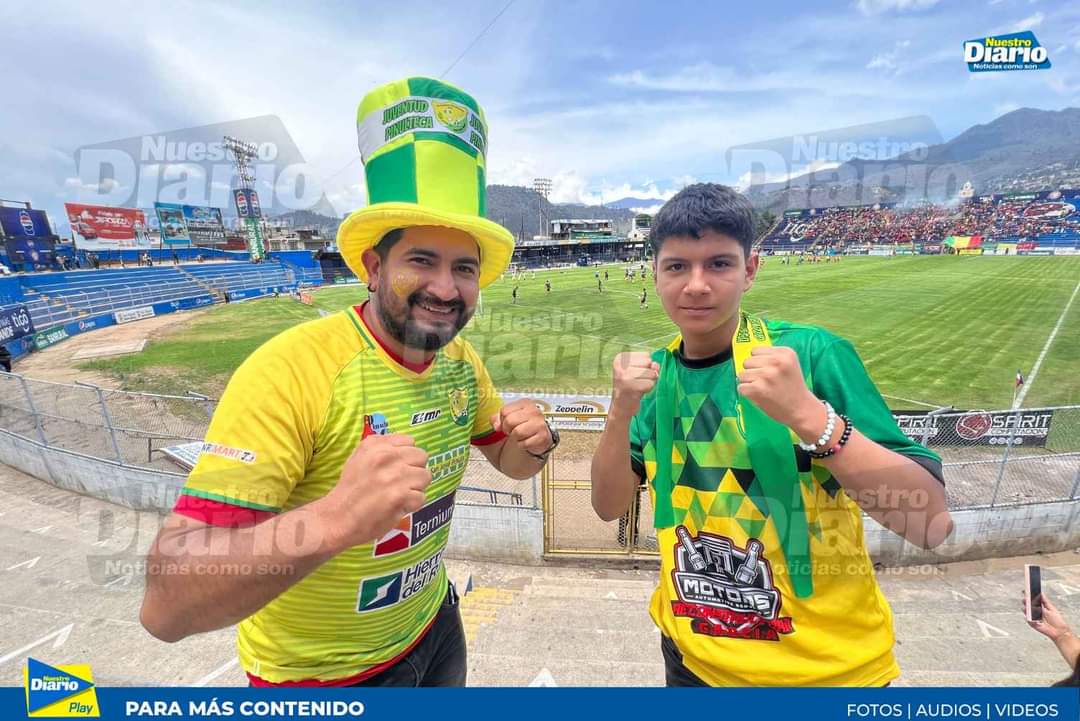 NuestroDiario's tweet photo. #Deportes Fiesta en Quetzaltenango 🥳⚽️🏆

El estadio Mario Camposeco recibe a fanáticos pinultecos y copaleros que buscan el ascenso a Liga Nacional.

📰Entérate en #NuestroDiario
📸 Pedro Mijangos https://t.co/mGqV6XV6ZF