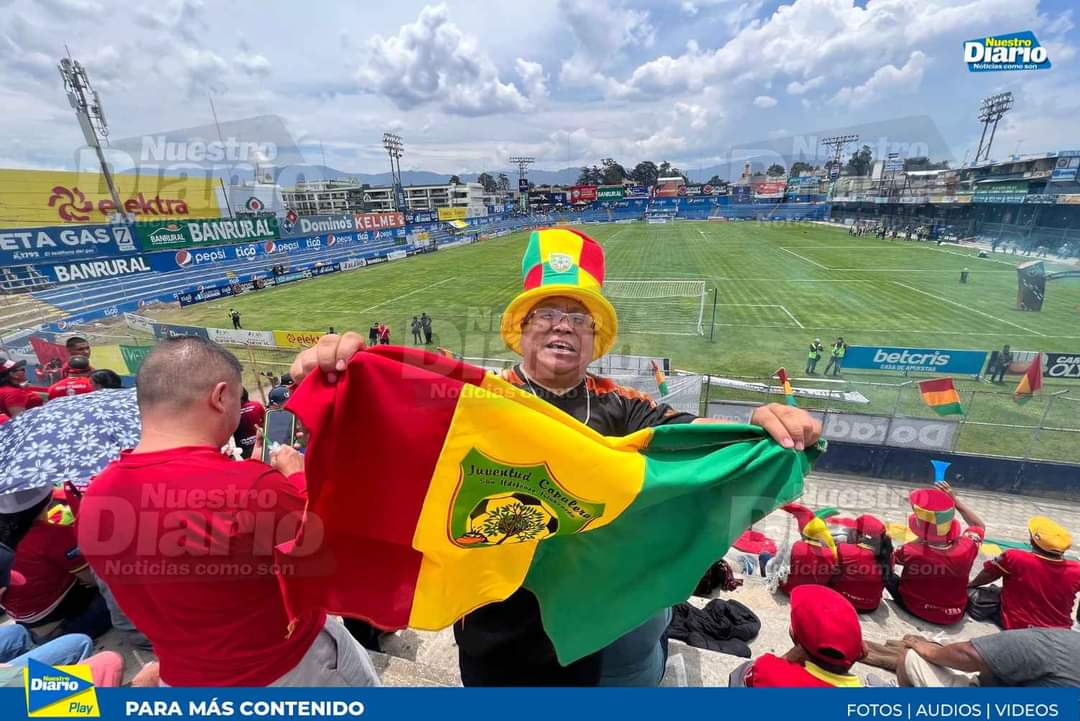 NuestroDiario's tweet photo. #Deportes Fiesta en Quetzaltenango 🥳⚽️🏆

El estadio Mario Camposeco recibe a fanáticos pinultecos y copaleros que buscan el ascenso a Liga Nacional.

📰Entérate en #NuestroDiario
📸 Pedro Mijangos https://t.co/mGqV6XV6ZF