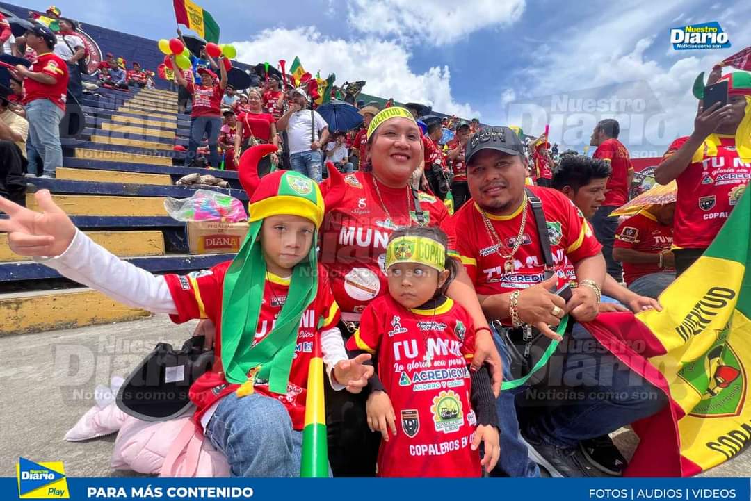 NuestroDiario's tweet photo. #Deportes Fiesta en Quetzaltenango 🥳⚽️🏆

El estadio Mario Camposeco recibe a fanáticos pinultecos y copaleros que buscan el ascenso a Liga Nacional.

📰Entérate en #NuestroDiario
📸 Pedro Mijangos https://t.co/mGqV6XV6ZF