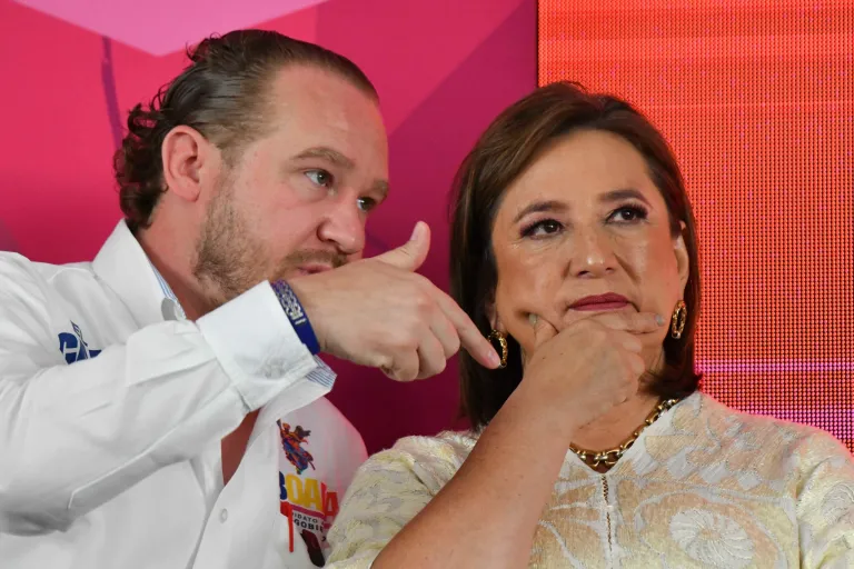 juncalssolano's tweet photo. Xóchitl Gálvez se regresó al Senado de la República para seguir cobrando como legisladora del PAN y Santiago Taboada se escapó del país. 

Ahí tienen a sus "grandes liderazgos" de la oposición que iban a "enfrentar la tiranía" de la #4T. 

¿No se cansan de que les vean la cara? https://t.co/TAxkLCufpE