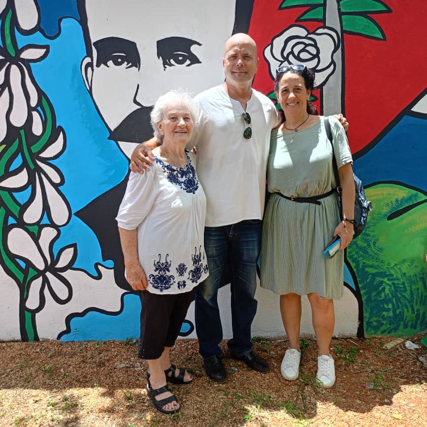 La Dra. Belinda Sánchez -nuestra querida científica- y su hermosa madre, estuvieron presentes en la reinauguración del remozado parque infantil "Elpidio Valdés", en el Consejo Popular San Agustín, de La Lisa. #Cuba #CDRCuba #PoderPopular #TodosSomosCederistas