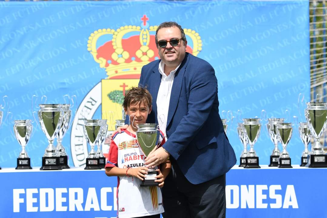 FELICIDADES A NUESTRO CAPITÁN ENZO !!! 👏🏼👏🏼👏🏼 

En la final de ayer, nuestro jugador del Prebenjamín , fue nombrado por la <a href="/futbolaragon/">Real Federación Aragonesa Fútbol</a> mejor jugador del partido. 

💪🏼 Sin el apoyo de sus compañeros, no hubiera sido posible.