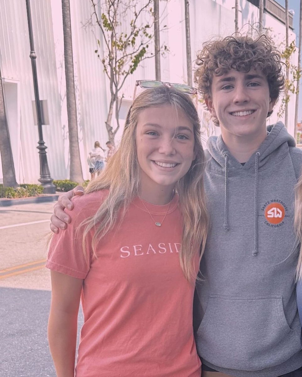 WalkerscBRA's tweet photo. — Walker com uma fã.

via @/bella.mcdermott.0 no Instagram https://t.co/xNE0UxDjNB