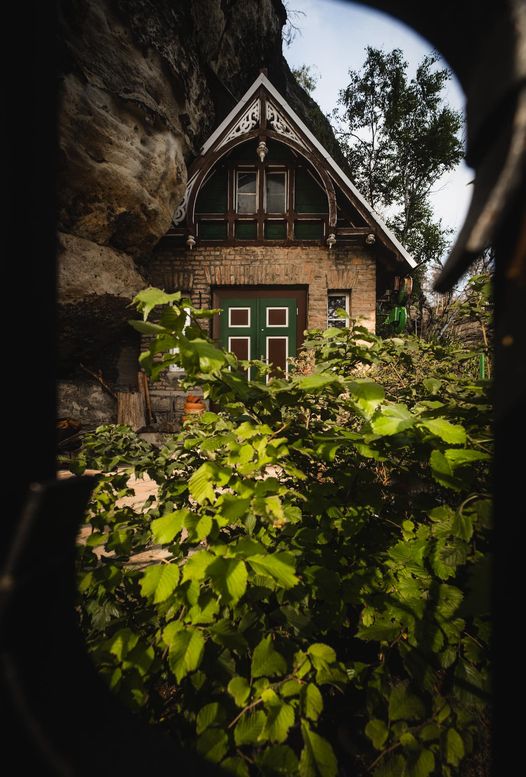 Who would have thought that under the largest sandstone arch in Europe you would find such a little cottage? Want to see this place with your own eyes? Come with us, book your trip here 👉northernhikes.com
#pravcickabrana #prague #traveling