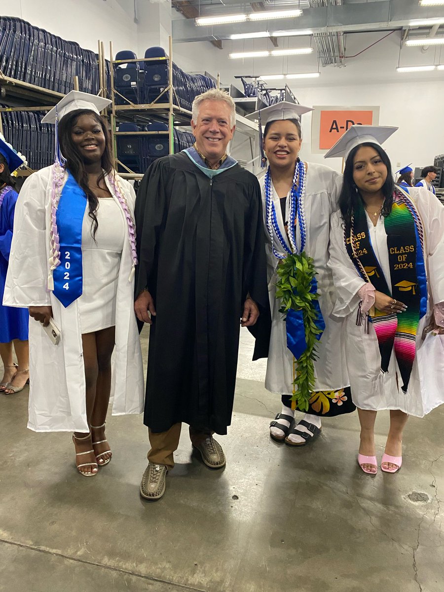 FWPS210's tweet photo. Congratulations to the FWHS Class of 2024! π @federalwayhigh #EagleGrad #Classof2024 Watch the graduation livestream at https://t.co/6TAGlRcx88 https://t.co/nfUy6OV4sF