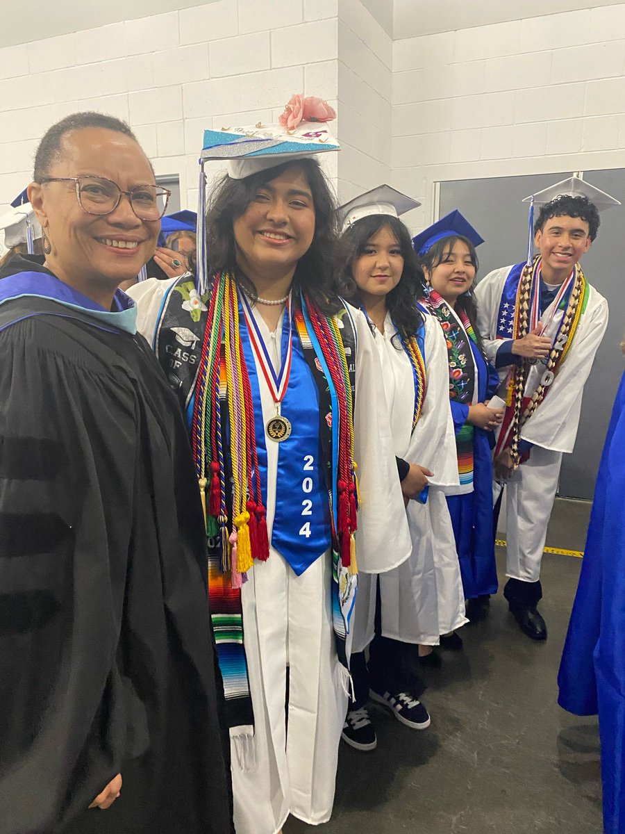 FWPS210's tweet photo. Congratulations to the FWHS Class of 2024! π @federalwayhigh #EagleGrad #Classof2024 Watch the graduation livestream at https://t.co/6TAGlRcx88 https://t.co/nfUy6OV4sF