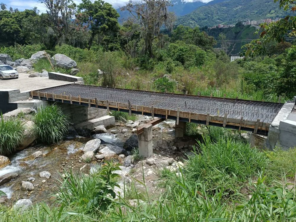 inmivimerida's tweet photo. Siguiendo lineamientos de nuestro gobernador @jehysonguzman, continúan los trabajos en la obra "Construcción de Puente sector El Rincón II Etapa", Parroquia Jacinto Plaza del Municipio Libertador del Estado Bolivariano de Mérida, con un avance de ejecución 95%. https://t.co/JM6e2DSWfS