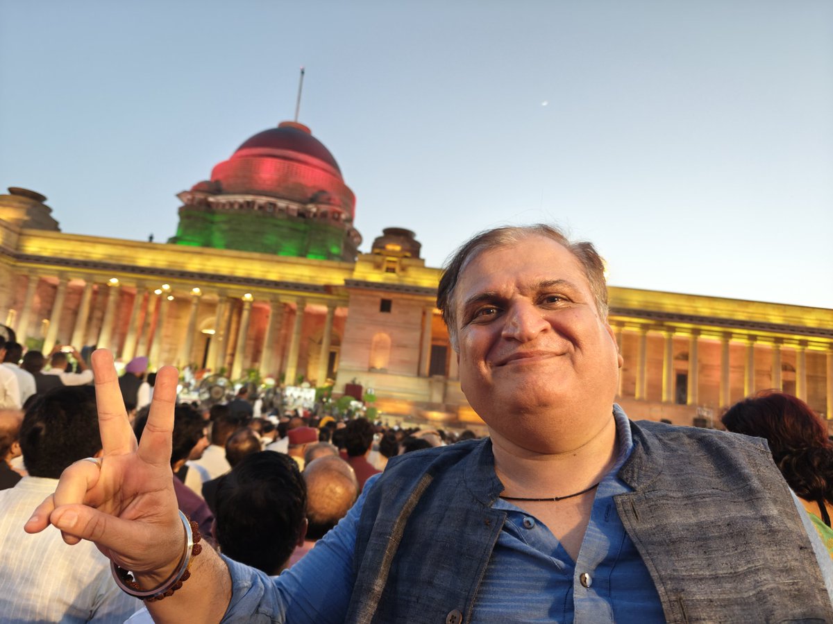 SureshNakhua's tweet photo. Witnessed History being created at Rashtrapati Bhawan !!! 🇮🇳
#Modi3
#ModiSwearingIn https://t.co/kpiNeaQs6Y