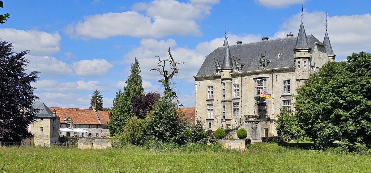 SurjaniG's tweet photo. Kasteel #Schaloen &amp; Kasteel #Oost #Oud_Valkenburg https://t.co/iiBFstuPKI