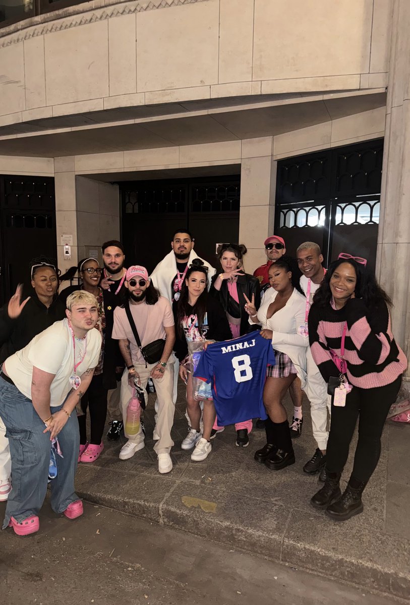 ManonTMFR's tweet image. .@NICKIMINAJ ❤️🇫🇷 #TMFR #GagCityParis