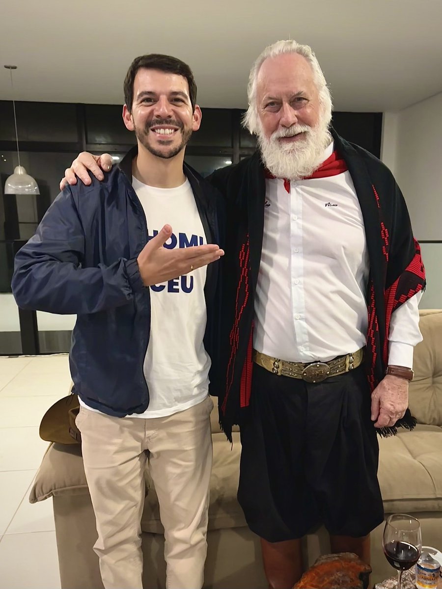 marcosquadros_'s tweet photo. Que a gente nunca esqueça “De onde vem e pra donde vai…” 
O “filósofo dos pampas” é um exemplo de simplicidade e  sabedoria. 
Sempre procuro trazer comigo um dos seus maiores ensinamentos: valorizar as nossas RAÍZES, nossos COSTUMES e o NOSSO CHÃO! Obrigado Mano! 
#lageanoraiz https://t.co/UwbMDpZBVK