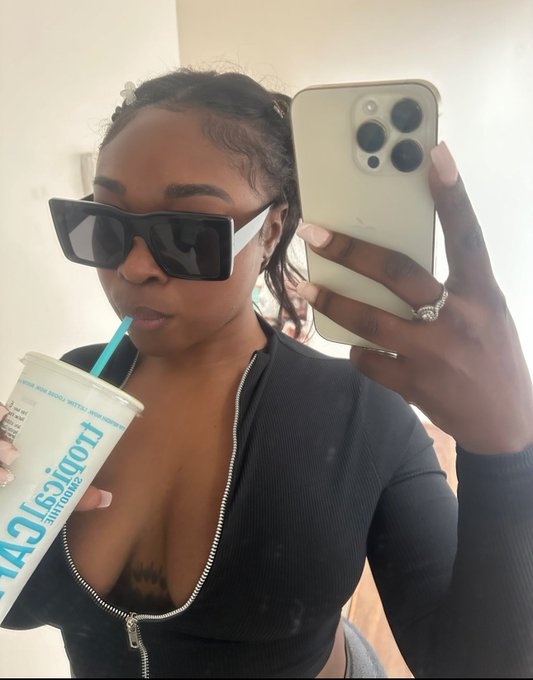 Watch One Less Lonely N*gga, MBA 👸🏽's leaked NSFW photo on TwXstars