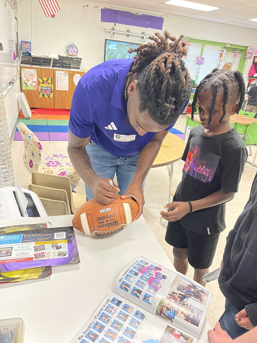TNTechFootball's tweet image. From Maryland to Tennessee, the Golden Eagle standard flies high with @DJ_Linkins representing Tech football! 🦅 #TechPride #WingsUp #AimHigh