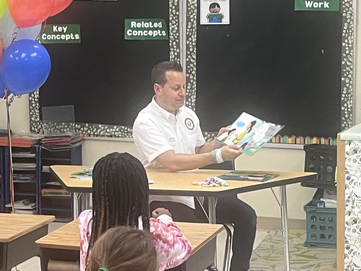 Wilton Manors IB World School welcomed United States Congressman, Jared Moskowitz who shared with students the importance of being hurricane ready. Thank you, Congressman, for the books, the bracelets and the important life lessons. 
<a href="/PrincipalEligon/">Mr. Eligon</a> <a href="/browardschools/">Broward Schools</a> @BcpsCentral_