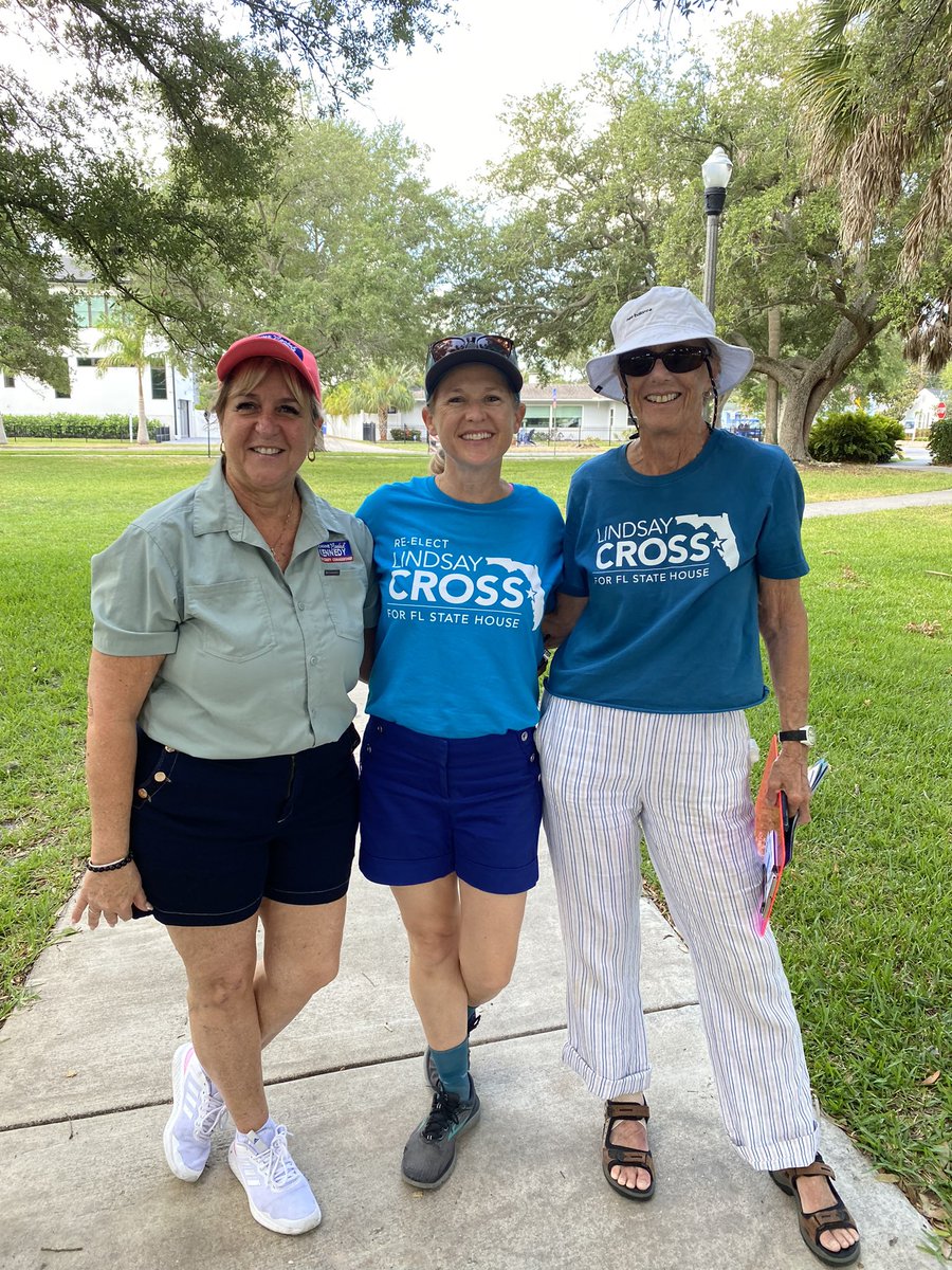 LindsayCrossFL's tweet photo. Lots of fun Crosswalking this weekend! It was great to knock doors with former Indian Rocks Beach Mayor Cookie Kennedy who is running county-wide for Pinellas County Commission! As always, our volunteers are the best! 🎉

#crosswalking #crossforflhouse https://t.co/etshAgp9GR