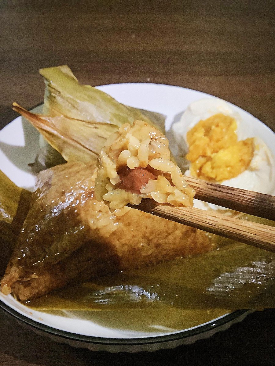 皆さん、端午の節句おめでとうございます🍃
お祝いの気持ちは大切です。ですので、端午の節句セットメニュー全体を準備しました：台湾の龍の粽、塩味の卵黄と肉の粽、そして塩漬けの鴨の卵です。