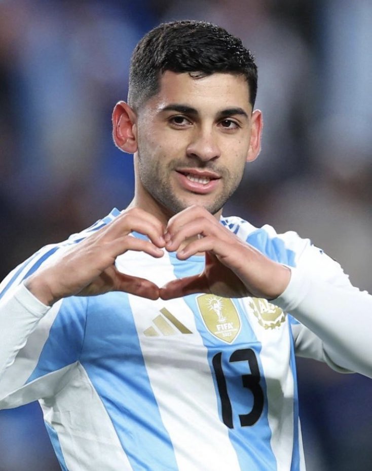 Toda del #Cuti Romero, Gran Jugada del Central de la Selección #Argentina, dónde paso de Defender a ser un volante más para darle un gran pase a Di Maria

Argentina 1-0 #Ecuador