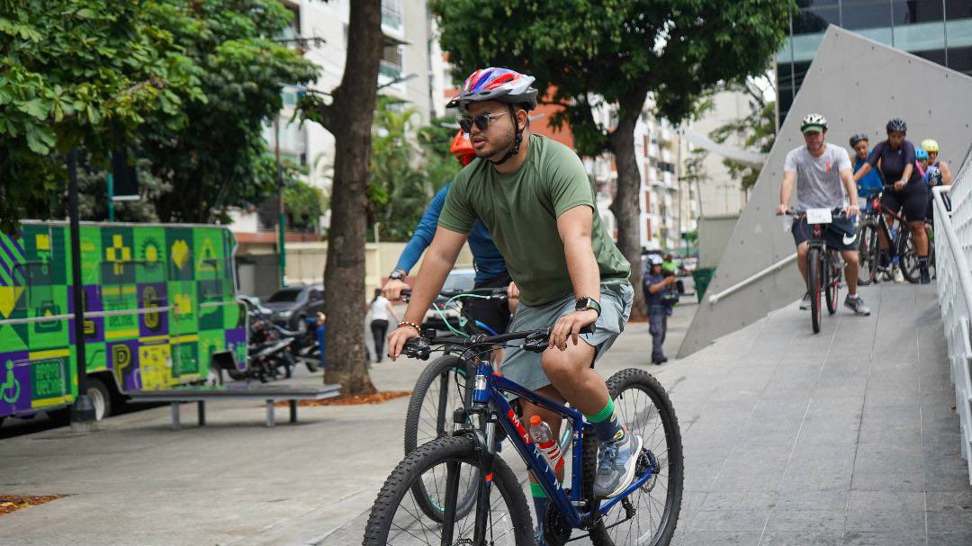 gerardord_'s tweet photo. Hoy celebramos rodando el #DíaMundialDeLaBicicleta junto a ciclistas de nuestro municipio, el  Alcalde @duquegustavoS, todo el equipo de la Alcaldía de @Chacao , #MovilidadUrbanaChacao, @culturachacao y @fundacioncdem. https://t.co/4sRkNVAMpk