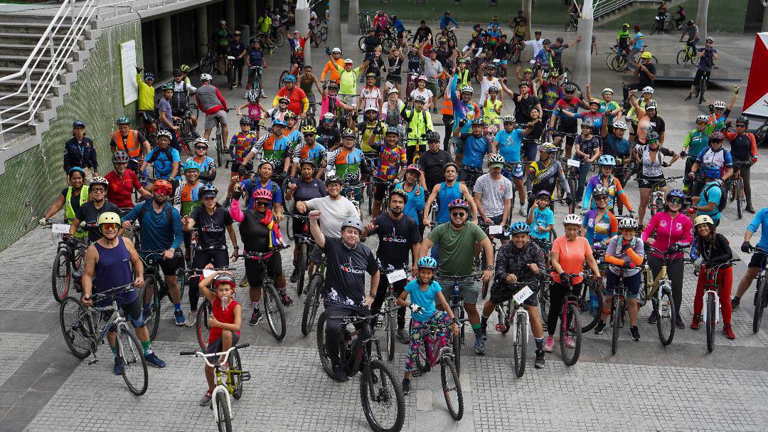 gerardord_'s tweet photo. Hoy celebramos rodando el #DíaMundialDeLaBicicleta junto a ciclistas de nuestro municipio, el  Alcalde @duquegustavoS, todo el equipo de la Alcaldía de @Chacao , #MovilidadUrbanaChacao, @culturachacao y @fundacioncdem. https://t.co/4sRkNVAMpk