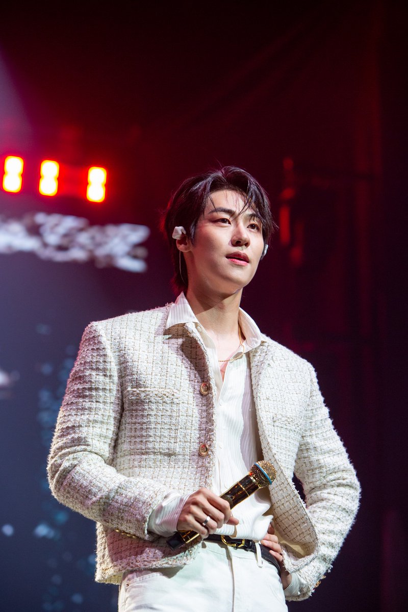 kbsworld_enter's tweet photo. “150분 내내 찢었다”.. 엔플라잉 이승협·유회승, 3일간의 라이브 콘서트 ‘HIDE-OUT’ 성료
‘선업튀’ OST부터 역주행 ’옥탑방’·’Blue Moon’까지.. 완벽한 무대 선사
“완전체 빨리 보여주고파, 80살까지 좋은 음악 하는 것 목표” ���감

[사진=FNC엔터테인먼트]

#엔플라잉 #NFlying #이승협 #LEESEUNGHYUB https://t.co/UovbwA37Yx