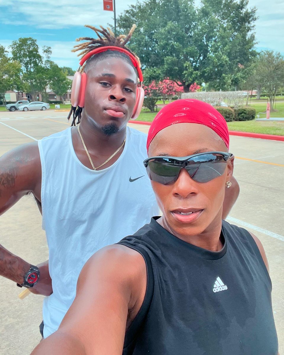 LaTishaStaten9's tweet photo. Sunday Worship and light work! #GotGoals #GodIsGood @RJStaten8 https://t.co/MGnbaKxNiD