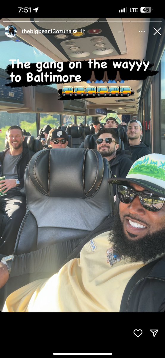 ATLhoe12345's tweet photo. why tf they smiling https://t.co/6bI3LpbMU4
