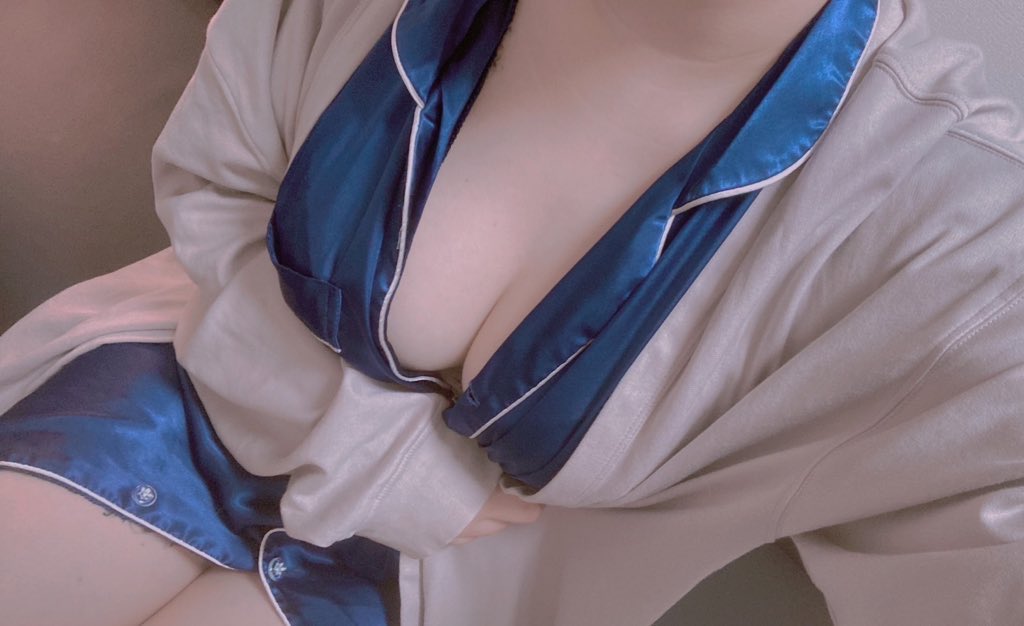 おはよ〜ございます！
取り急ぎ本日の出勤17時〜26時です😙

午前中〜お昼に用事があるので夜珍しく入ってみました✌️✨
普段なかなか会えないお兄様に会えると嬉しいな！

むちむち、色白、ショートカット、Gカップ、密着多です😉