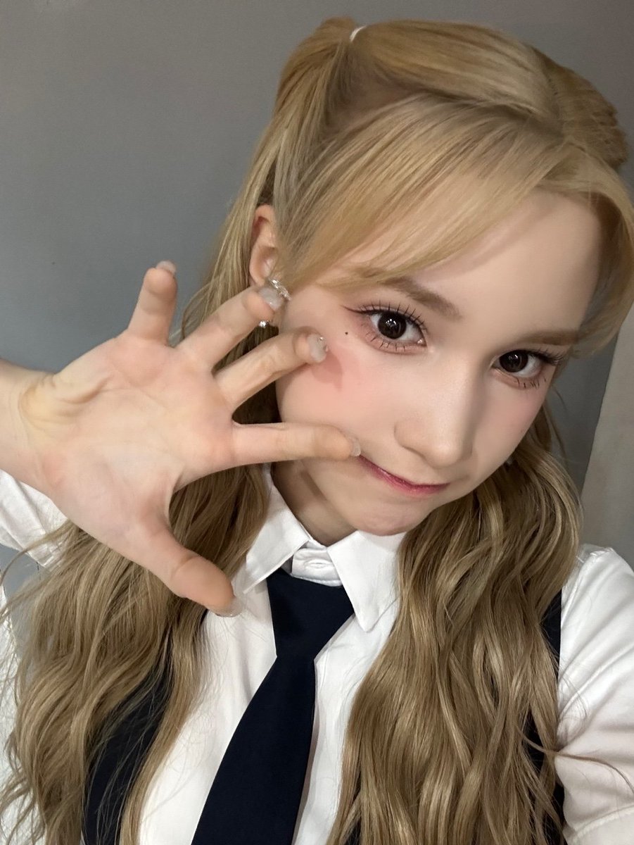 official_kep1er's tweet photo. Good morning☀️

#휴닝바히에 #HUENING_BAHIYYIH
#Kep1er #케플러 https://t.co/k6gAzf78VM