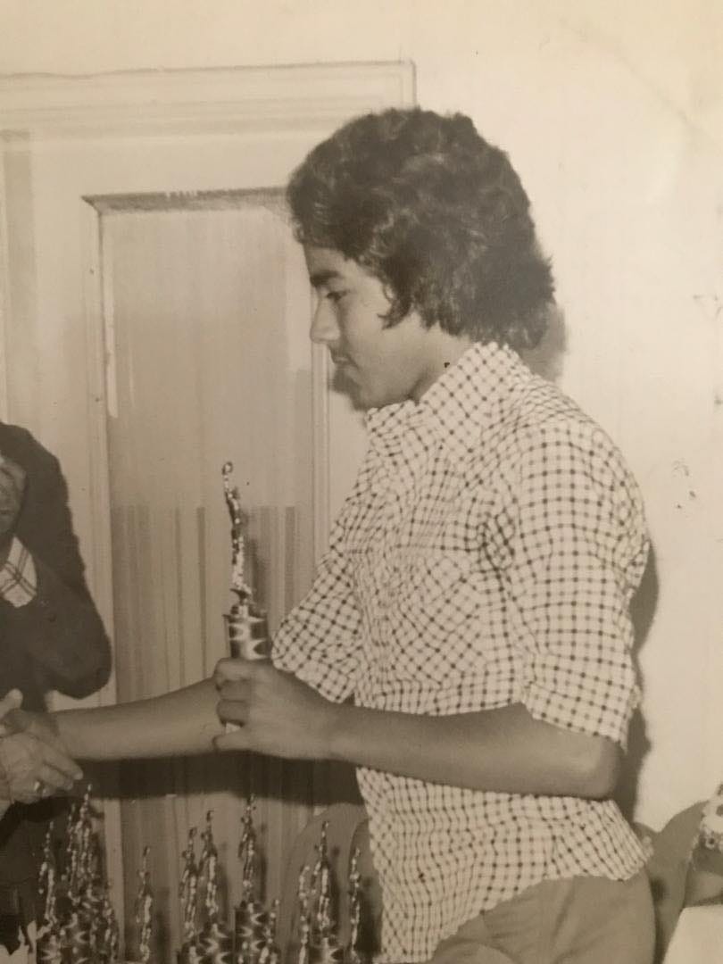 Aquí estoy cuando recibí mi primer trofeo como campeón pitcher infantil en la liga Tiuna... Tenía 11 años y una melena creciente... Soy el mismo de ayer y de siempre... Buenos recuerdos... Bendiciones...