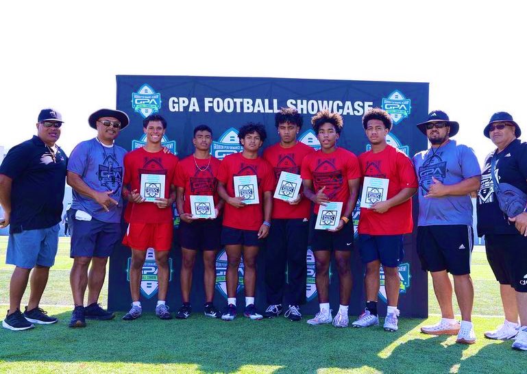 lukelahicks8's tweet image. blessed with the opportunity to participate in the gridiron performance academy football showcase and to receive an MVP award as a defensive back. ag2G🙏🏽
@Kaimuki_Fb @MrYosh7 @xTheDPGx