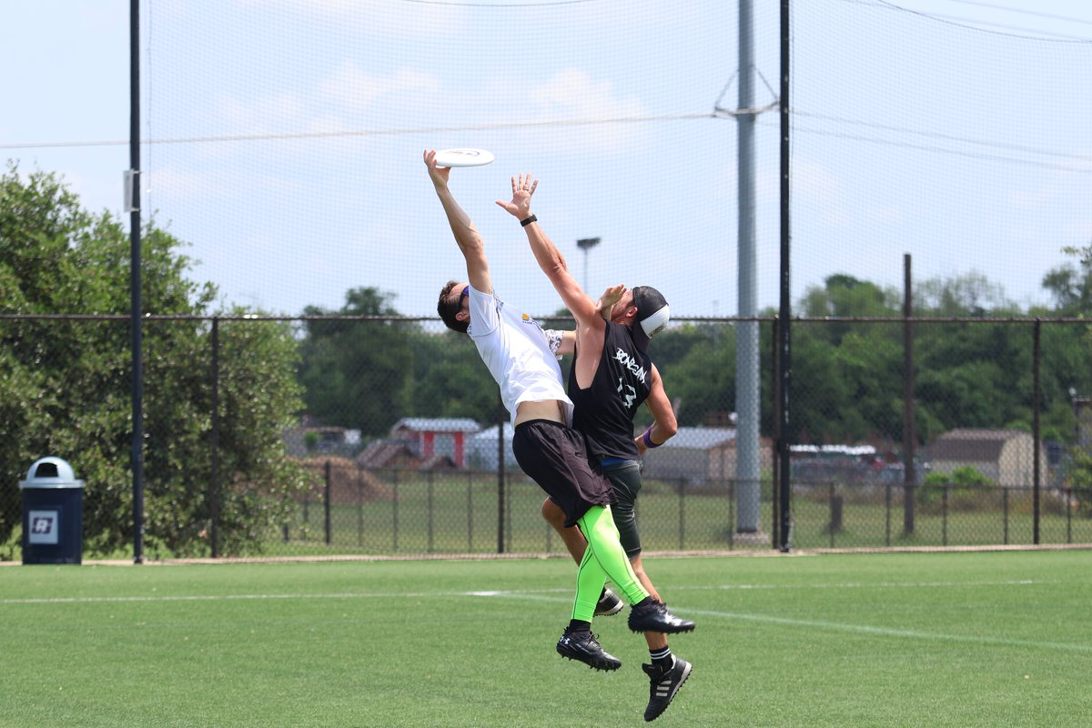 walkersntx's tweet photo. And let's not forget this sock in the face to @BonesawTX! Gave y'all a little close up! https://t.co/zUfAc4oxZ5
