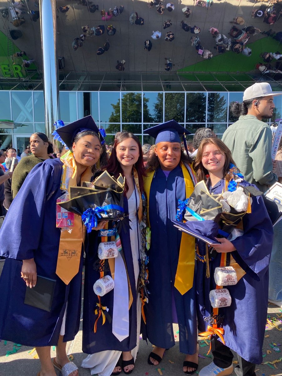FWPS210's tweet photo. Dream big, Decatur High School grads! Your journey is just beginning. Continue to blaze your trail of success, #Classof2024! We believe in you! π #GatorGrad @TheGoldenGators https://t.co/skcB6odQe7