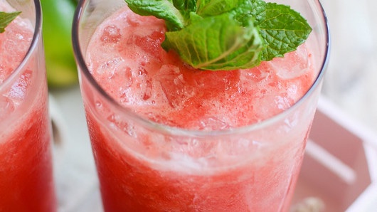 Let me put you on something RIGHT now..

Best Summer drink:
-Watermelon 🍉 
-Cucumber 🥒 
-Lime 🍋‍🟩 
-Mint 🍃 

Ngl I have been drinking this every day for the past week

Directions in photo description ✨