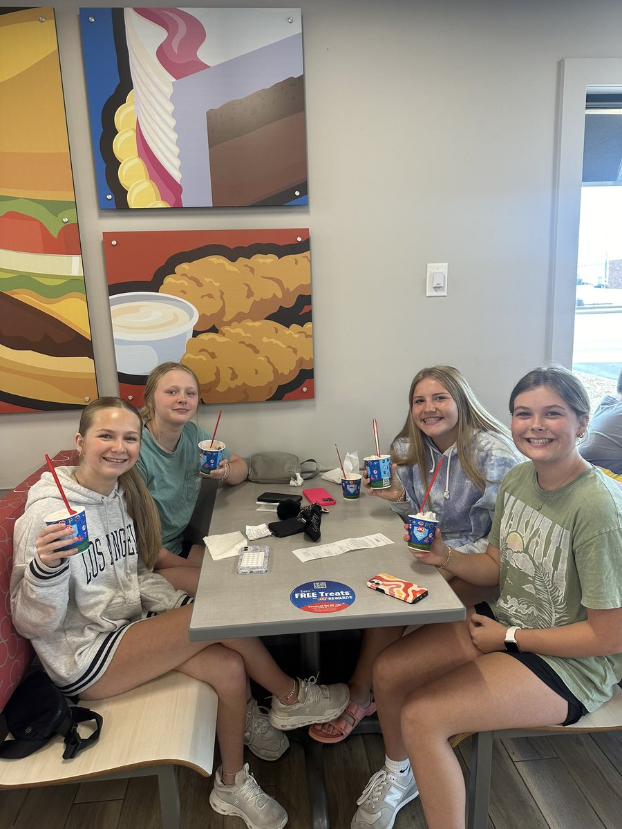 sarahhjo_7's tweet photo. @Morgandurbin33 and some members of her summer jacket pride team met up for some DQ! ๐๐ฆIf you know Morgan, you know she is determined to have the winning team in the end. #2points @LadyJacketVball https://t.co/xvyMyxtcYB