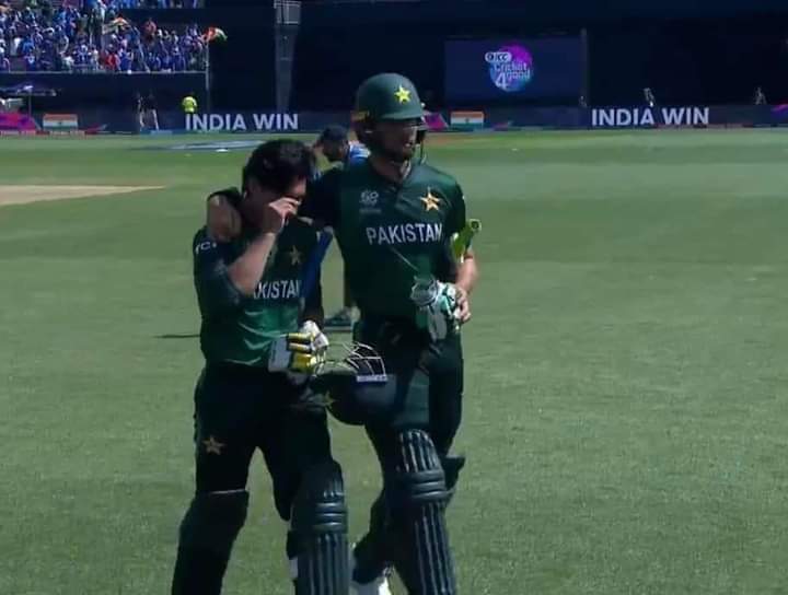 SaeedAh_Latif's tweet photo. Literally I'm crying😭😭💔💔

#PakvsInd https://t.co/PZaJGmZ8zD