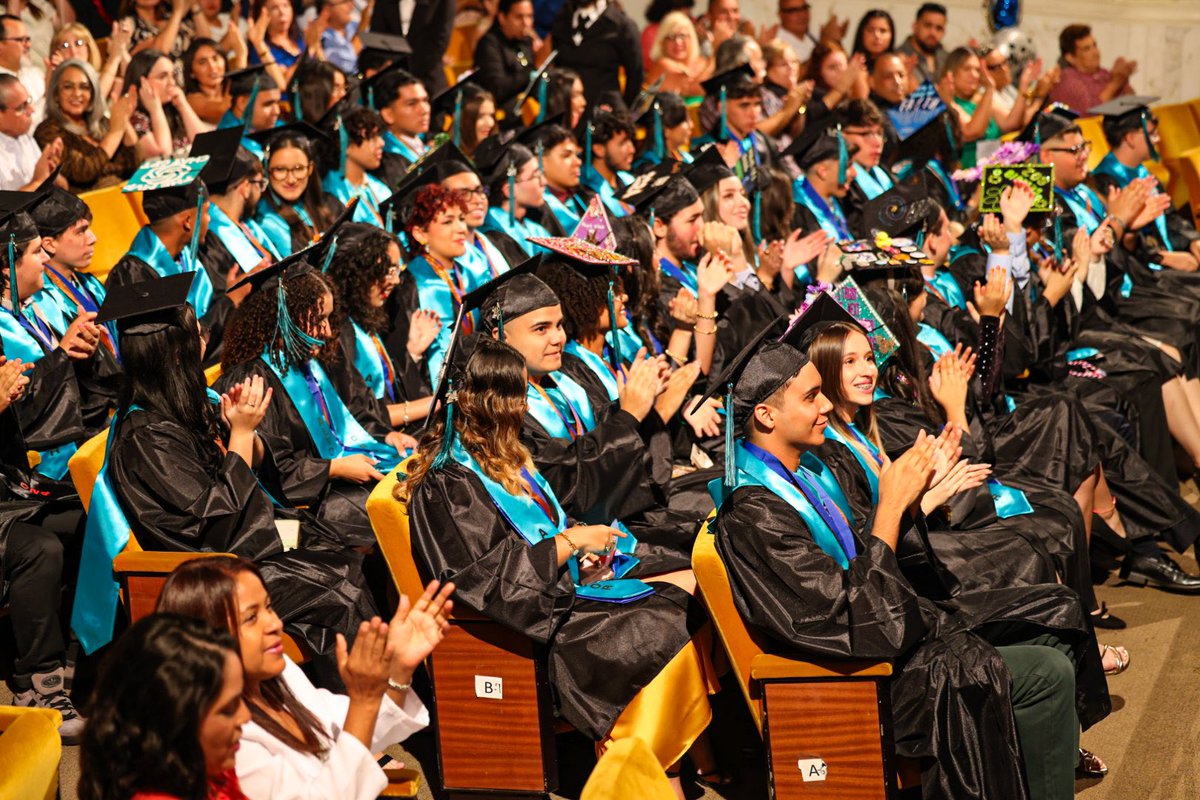 EDUCACIONPR's tweet photo. ¡Siempre Croemitas! Orgullosos de sus logros y encaminados hacia el futuro, nuestros estudiantes del Centro Residencial de Oportunidades Creativas de Mayagüez (CROEM) le dijeron hasta luego a la escuela que los vio crecer para iniciar una nueva etapa en su vida estudiantil.👩🏽‍🎓👨🏻‍🎓👩🏼‍🎓 https://t.co/qNtIoEPFpS