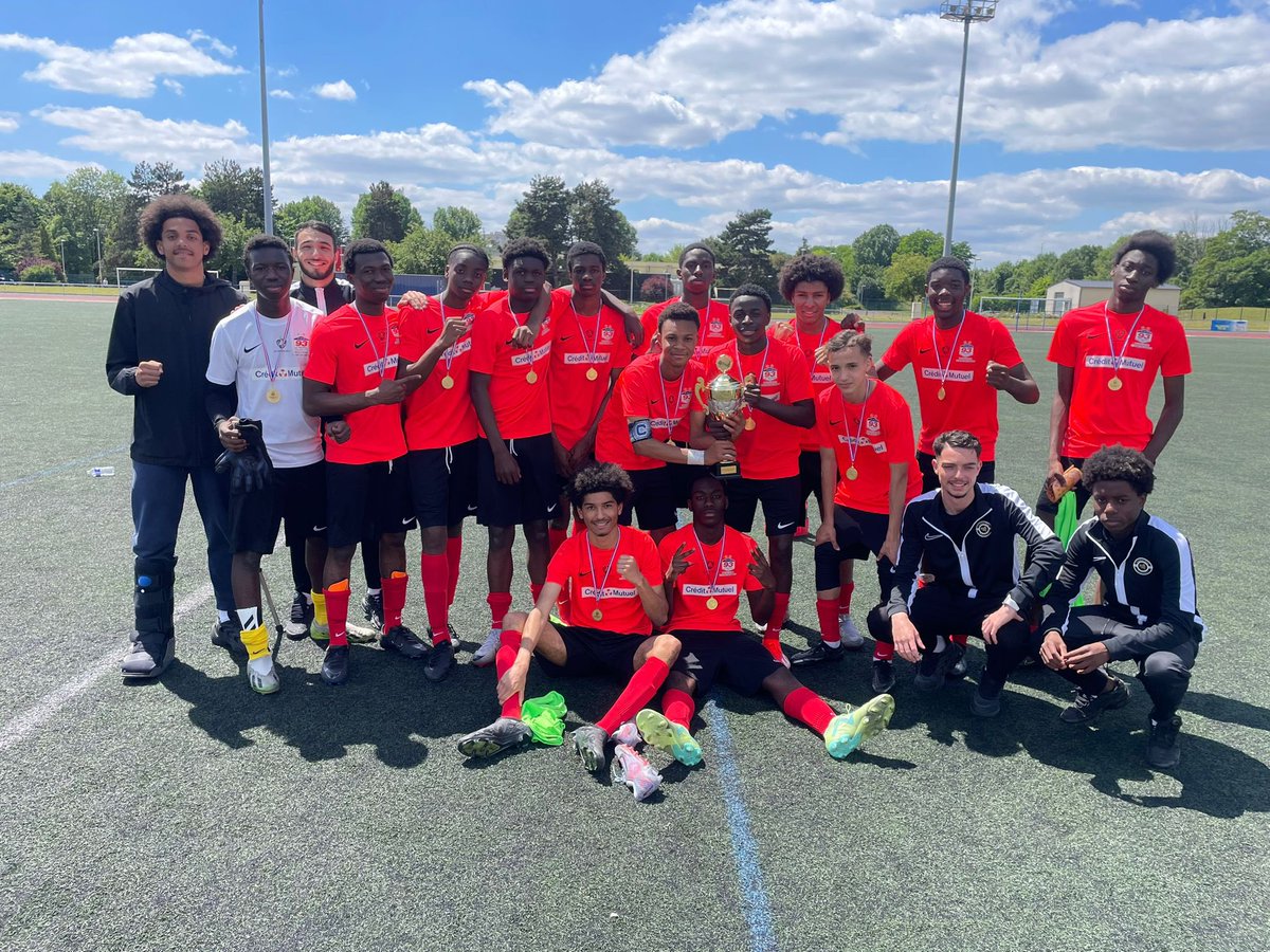 [COUPE 93] 

Nos U17 remportent la District CUP  🏆❤️ ! Victoire 3-0 en finale face à FCM <a href="/FCMAuber/">FCM Aubervilliers</a> 

Bravo à l’équipe et au staff pour ce beau parcours ! 

Félicitations également à nos équipes U16, U15 et U15 féminines qui perdent en finale.👏✅

#AllezFC93 ❤️💪<a href="/District93foot/">DISTRICT 93 DE FOOT ⭐⭐</a>