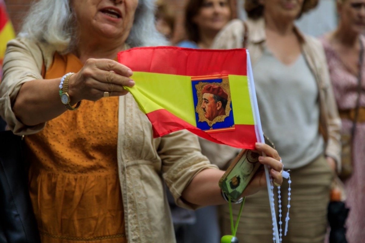 El día de reflexión y de jornada electoral se permitió una mani franquista rezando el rosario frente a la sede del PSOE emitido por El Debate (As. de propagandistas católicos) y Vito Quiles pide el voto para la lista en la que se presenta (Se acabó la fiesta/Alvise). Circulen.