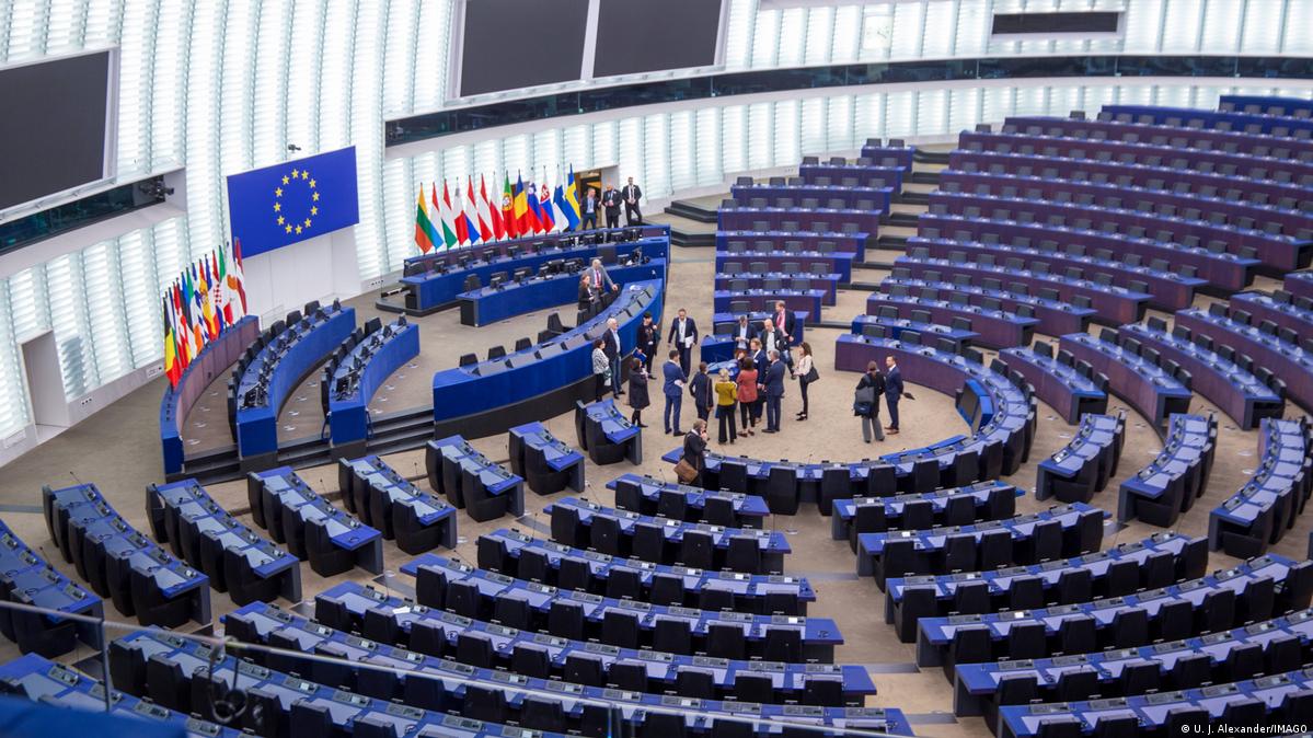 dw_russian's tweet photo. Выборы в Европарламент: рейтинг правых вырос, но проевропейский лагерь лидирует. Крайне правые партии добились значительных успехов по сравнению с предыдущими выборами в 2019 году. Так, согласно данным экзитполов, немецкая "Альтернатива для Германии" набирает более 16% вместо 11%. Во Франции рекордных результатов достигла крайне правая партия Марин Ле Пен "Национальный фронт" (31,5% вместо 23,3%). В Австрии первой в рейтингах стала Австрийская партия свободы (27% вместо 17%).

Однако победила на европейских выборах правоцентристская "Европейская народная партия", следует из данных экзитполов. Она может получить 176 мест в Европарламенте - почти столько же, сколько у нее было после выборов 2019 года. Урсула фон дер Ляйен, которая выдвигалась от немецкой ХДС, вероятно, сможет рассчитывать на второй срок в качестве главы Еврокомиссии.

Второй по численности депутатов силой Европарламента останутся социал-демократы. По прогнозу ARD, Прогрессивный альянс социалистов и демократов (СиД) получит 134 места, что на 5 меньше, чем во время предыдущего легислатурного периода. Третий результат - у либеральной фракции "Обновляя Европу", которой достанется 87 мест (на 15 меньше, чем ранее). Серьезное поражение потерпели "зеленые", получившие на 18 мест меньше, чем в 2019 году
#выборыЕС