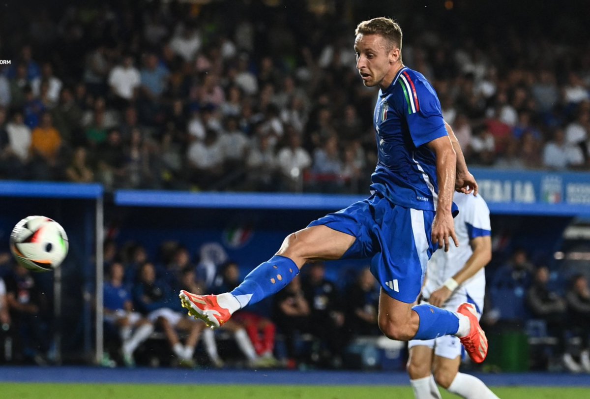 SportyBetNG's tweet photo. Davide Frattesi goal is what gives Italy the lead at the break. ⚽🤩🇮🇹

How will this end tonight?🤔

#ITABOS #ItalyBosnia #Frattesi https://t.co/zexRRJlf4r
