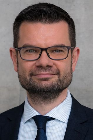 chtzehn99's tweet photo. wie ich mit 50 geklauten stimmzetteln im maul das wahllokal verlasse https://t.co/3WyIwJOJ5K