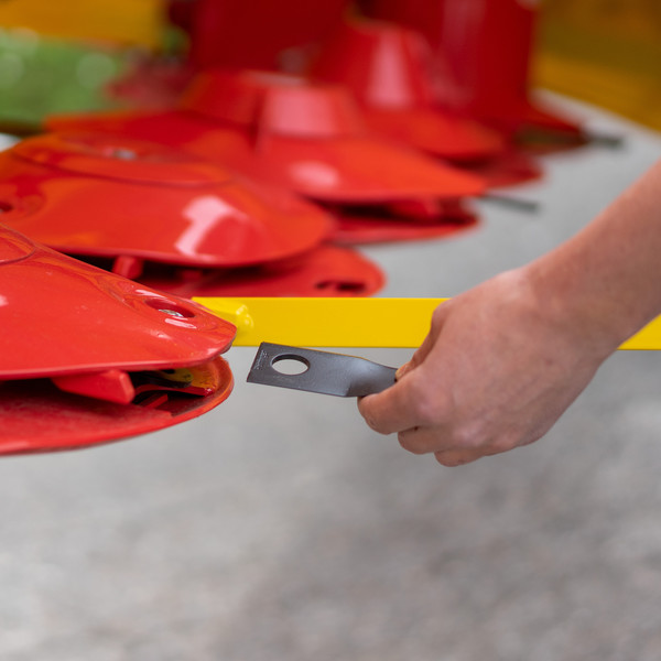TuckwellGroup's tweet image. Blade changing in record time!!!
 
The PÖTTINGER quick-change blade system standard on all mowers makes replacing mower blades straightforward and simple. 

 #QuickBladeChange #MowerBlades #FarmingTech #AgricultureInnovation #FarmEquipment #BladeReplacement #FieldWork #AgriTech