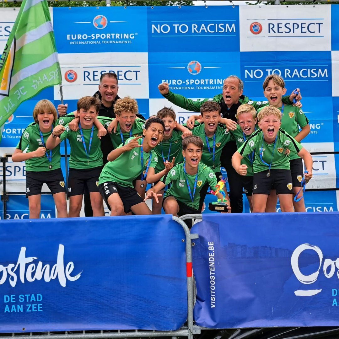 vvkloetinge's tweet photo. JO12-1 💚🤍 had dit weekend een internationaal toernooi in België. Gespeeld tegen Belgische, Franse en Duitse teams .
En zijn ze Toernooi winnaar geworden in de U12 🏆
1e plaats
#draagjeinjehart #kampioenen #groenwit https://t.co/OamwTXPjXD