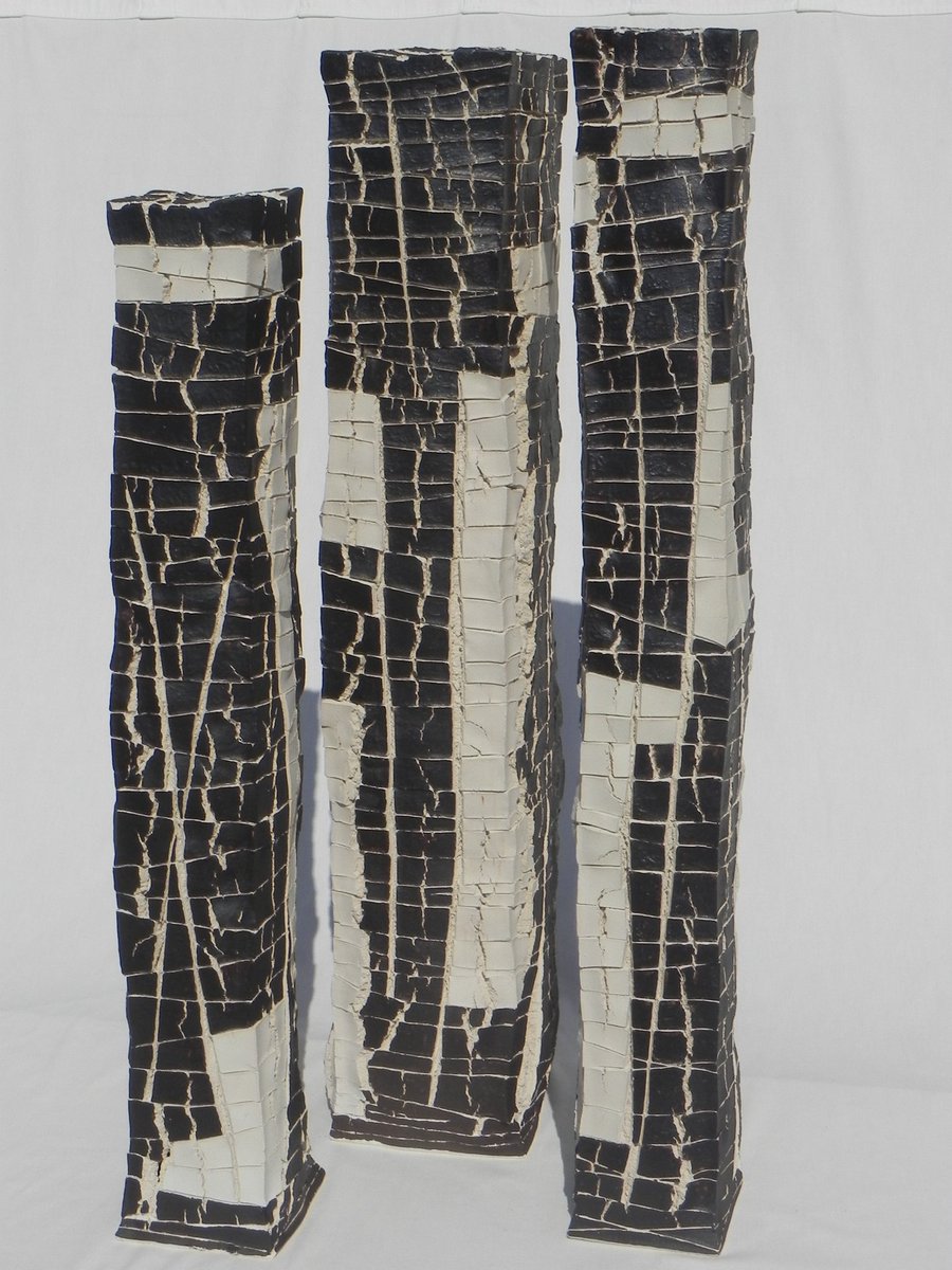 VisitaArte's tweet photo. El artista ceramista Ramón Fort experimenta con texturas y formatos, llevando los materiales hasta el límite de su temperatura para generar texturas similares a la lava volcánica. 

Descubre la selección exclusiva de piezas de cerámica en la shop. 

➡️ https://t.co/VWh4D6CT6b https://t.co/9bVbkgZDHl