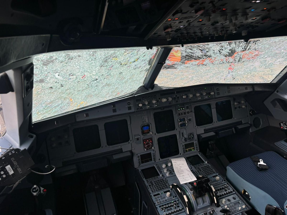 fl360aero's tweet photo. Visuals from the cockpit , would have been tough for the pilots while taxiing !

#aircraft #aviation https://t.co/YECD5EKvZ2