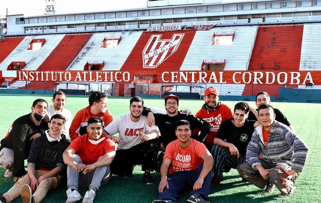 EmiAven19's tweet photo. Tirabamos una linea e íbamos en bici hasta la sucre a ver cómo quedaba y con un grito dábamos el ok. Aguante mis amigos y está banda. Pero aguante instituto y su evolución. https://t.co/GBWfDceeyo