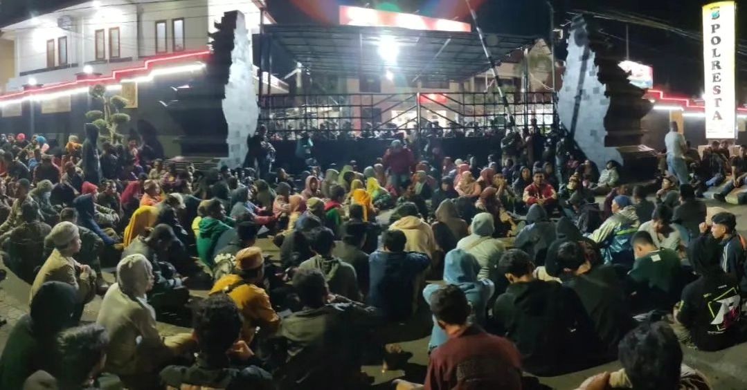 FNKSDA's tweet photo. 🚨 🚨  🚨
Update situasi atas penculikan Pak Muhriono oleh Polresta Banyuwangi!!!

Pak Muhriono telah diculik oleh Polresta Banyuwangi pada Ahad (09/07) malam. Warga Pakel berbondong-bondong mendatangi Polresta Banyuwangi dan menuntut Pak Muhriono dibebaskan. https://t.co/R1y93kvrSy