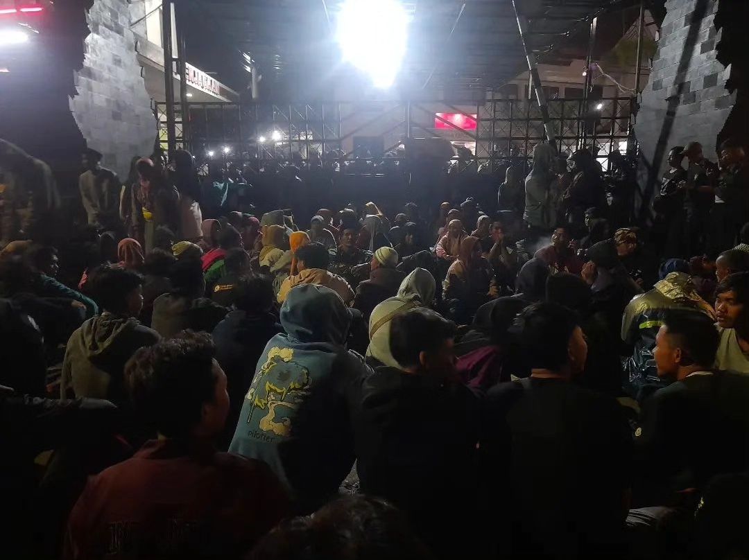FNKSDA's tweet photo. 🚨 🚨  🚨
Update situasi atas penculikan Pak Muhriono oleh Polresta Banyuwangi!!!

Pak Muhriono telah diculik oleh Polresta Banyuwangi pada Ahad (09/07) malam. Warga Pakel berbondong-bondong mendatangi Polresta Banyuwangi dan menuntut Pak Muhriono dibebaskan. https://t.co/R1y93kvrSy