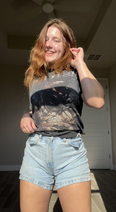 1 pic. What the public sees vs. what my online boyfriends gets to see ? https://t.co/gzVe5zFTri
